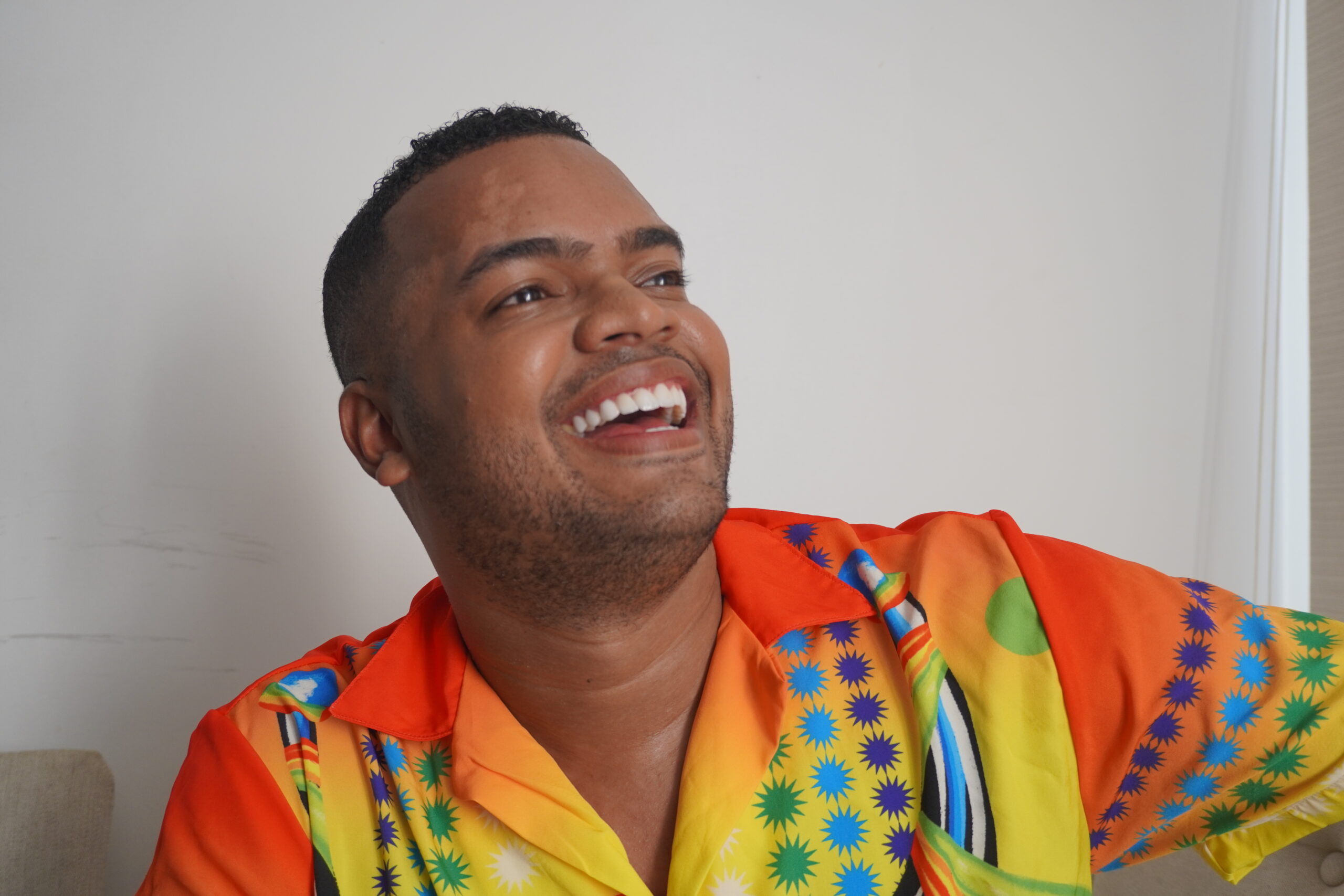 Ricardo durante la entrevista contando su experiencia como Rey Cívico 2024