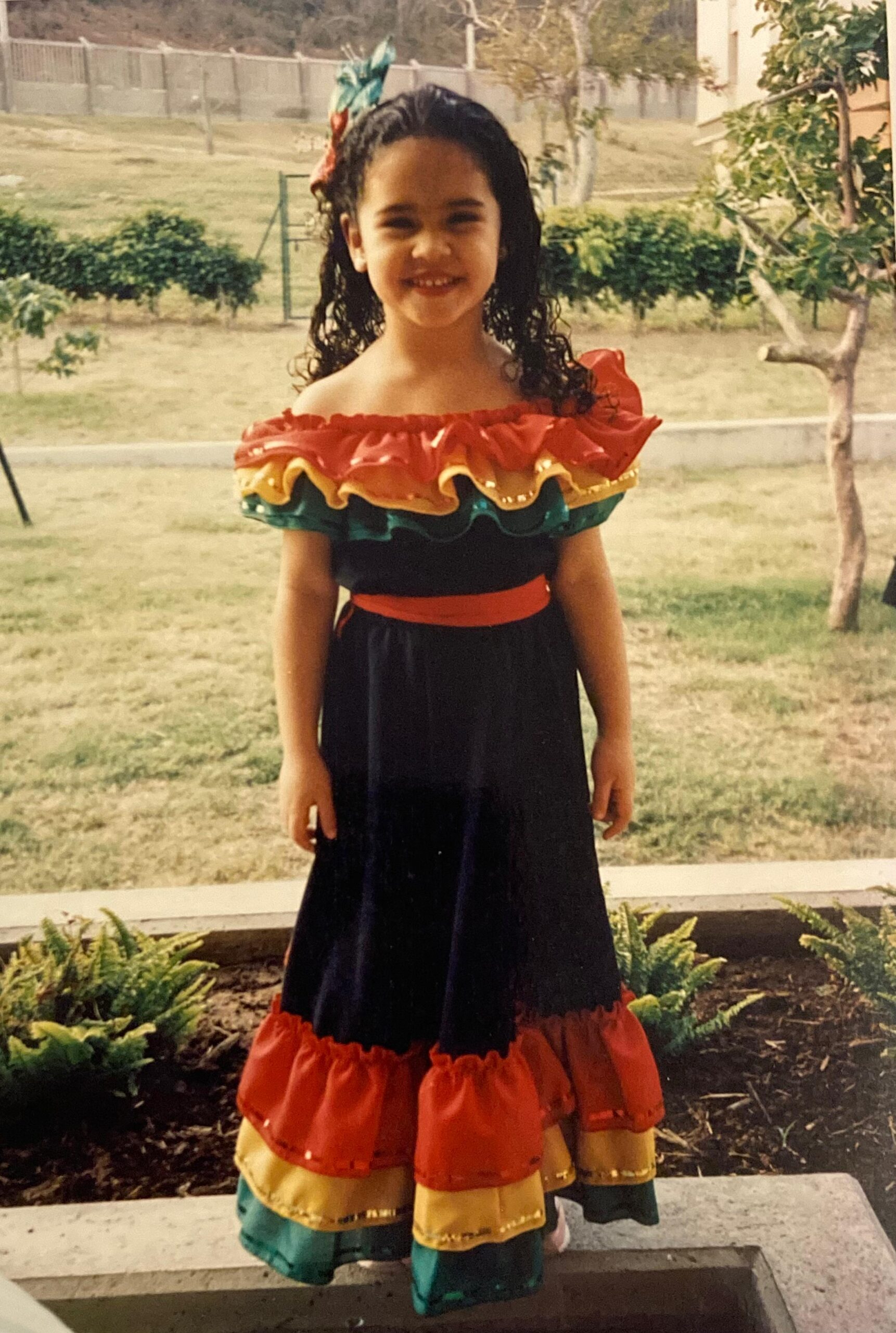 Joyce de niña vestida de Garabato