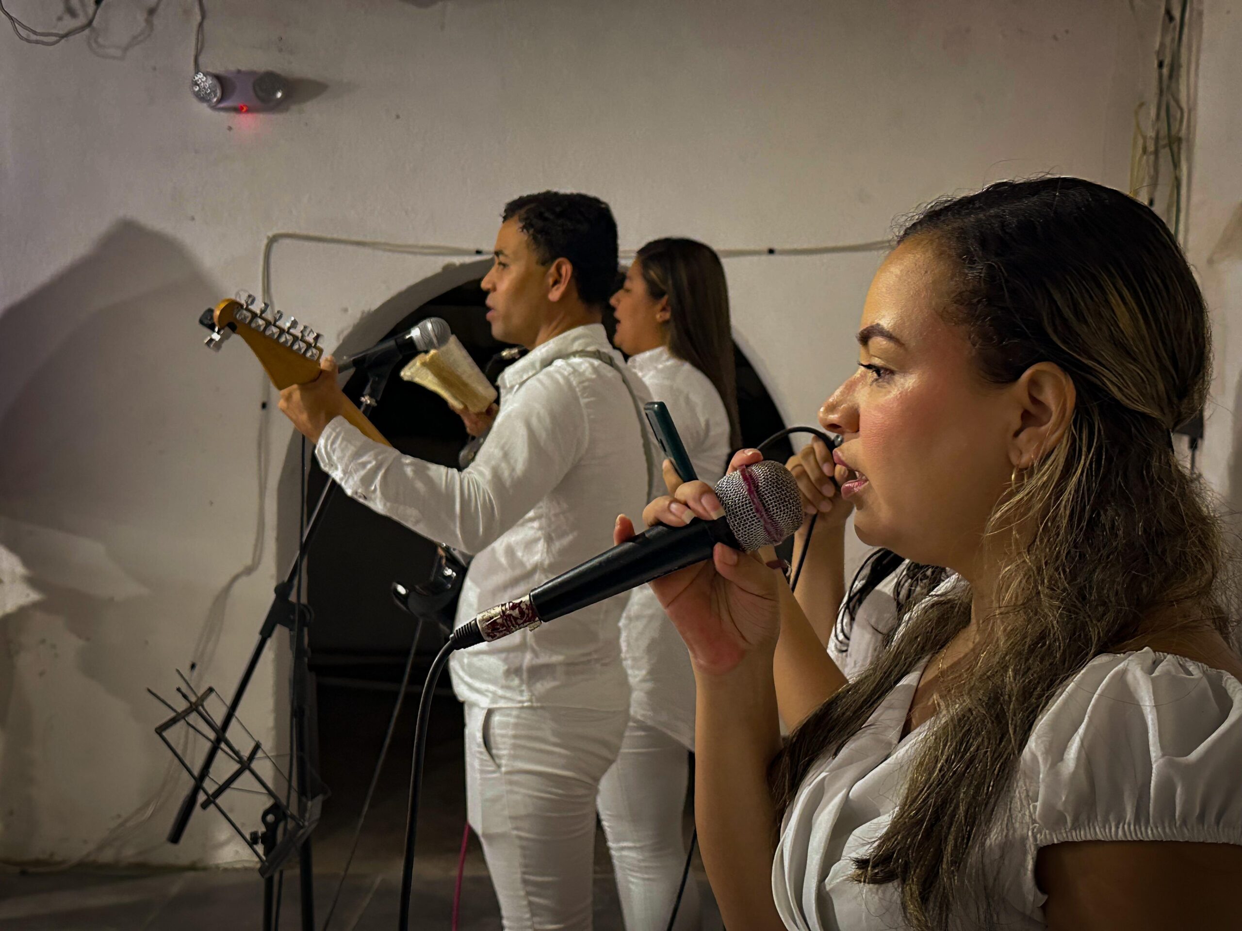 Milena Morales canta junto al coro de la iglesia de Usiacurí