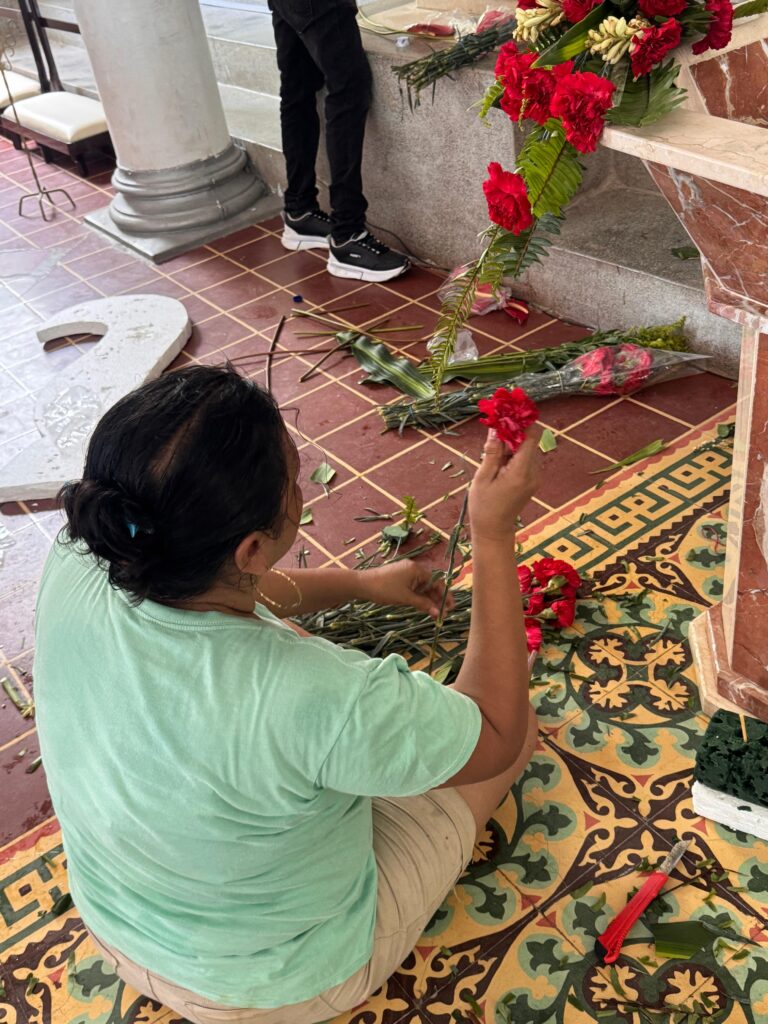 Entre flores y detalles, los preparativos reflejan el amor y la dedicación hacia las tradiciones religiosas.