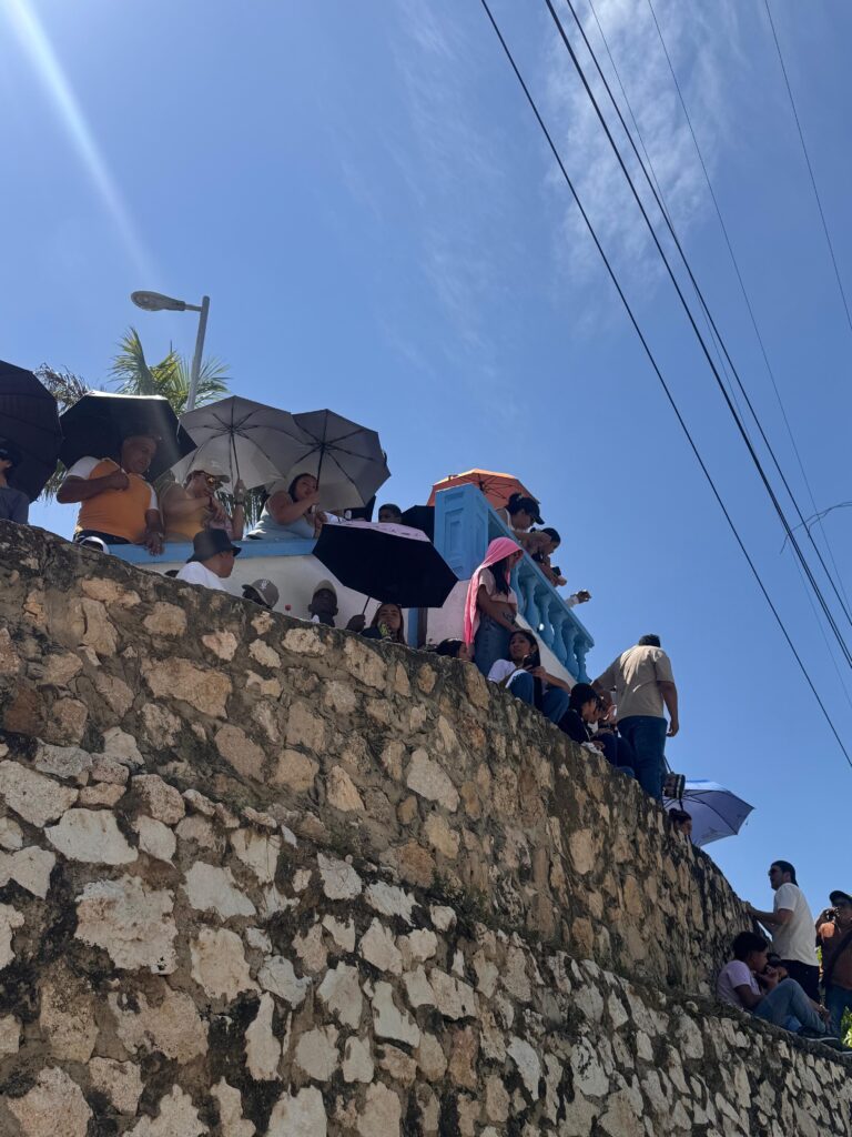 Familias y visitantes se reúnen para vivir con devoción cada tradición religiosa.