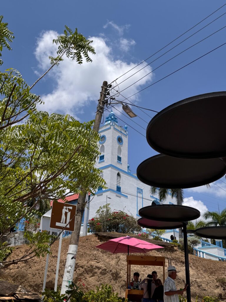 El templo en la cima del cerro, sobre Usiacurí