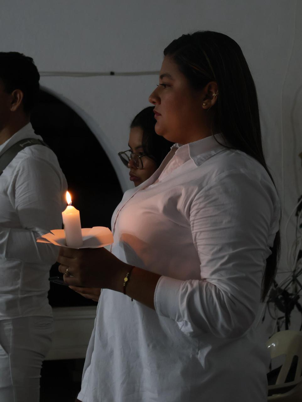 Una mujer sostiene una vela durante la vigilia