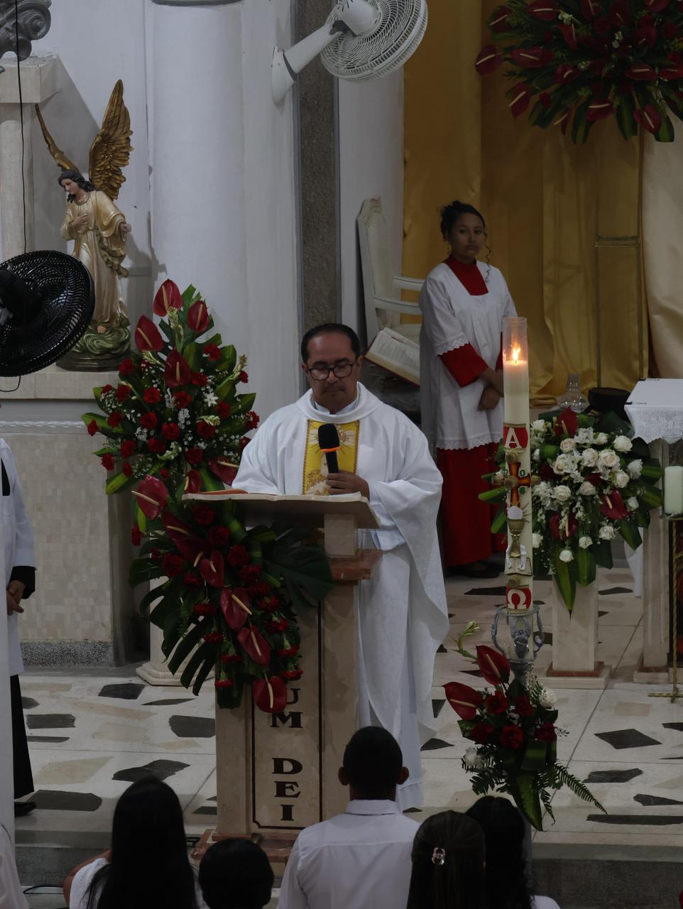 El sacerdote durante la celebración de la misa
