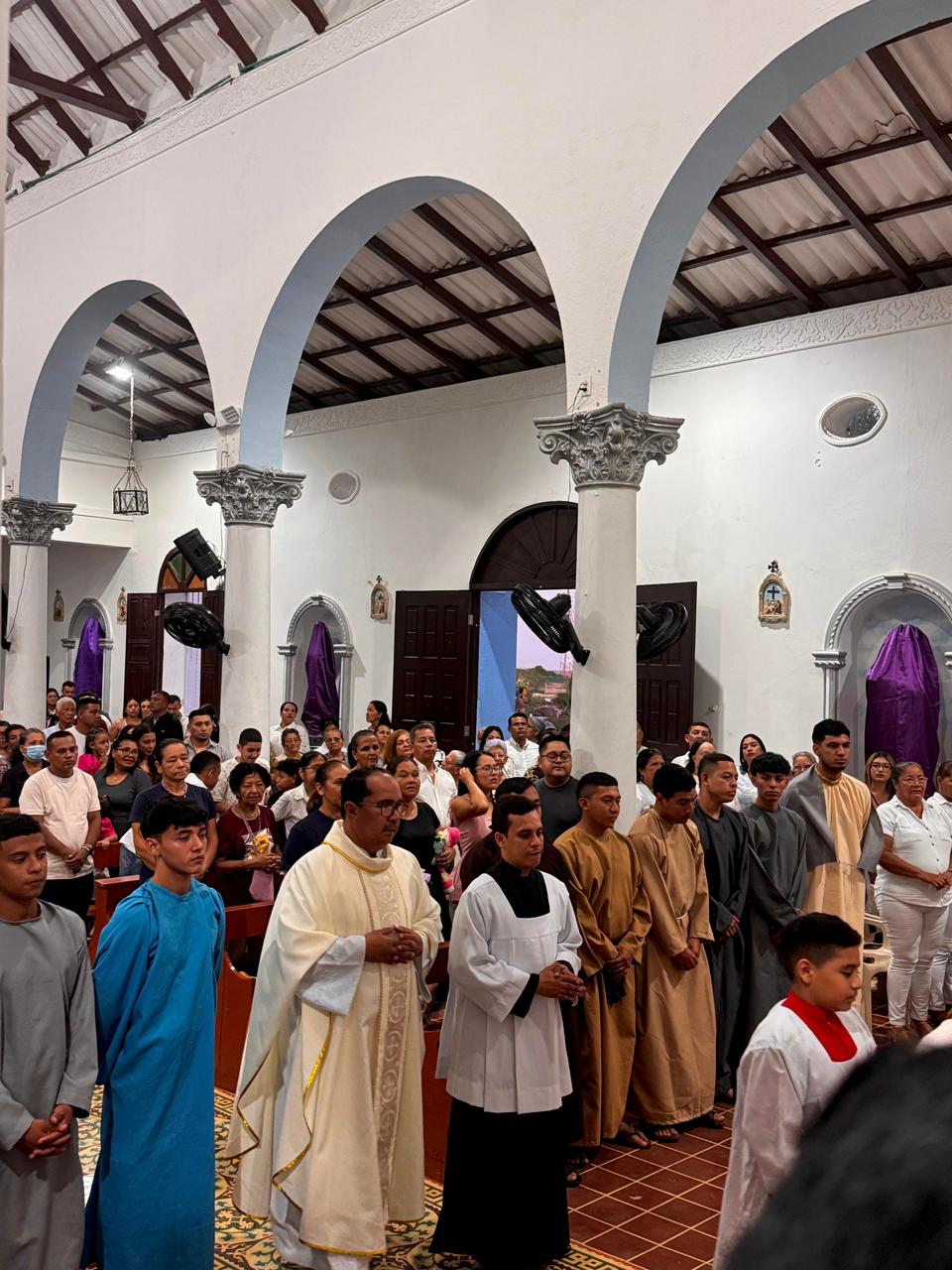 Procesión de entrada: el sacerdote y los acólitos
