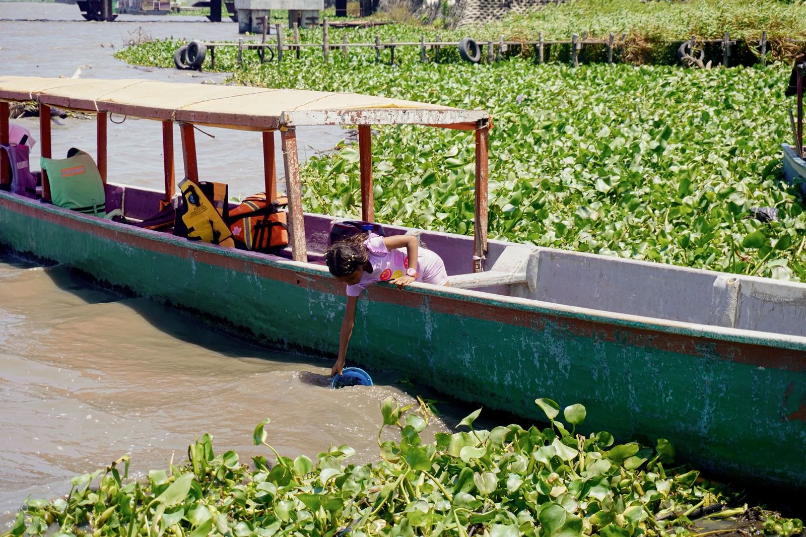 Niña de Siape recogiendo agua
