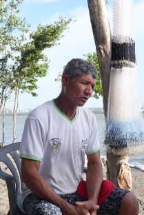 Edgardo con sus implementos de pesca