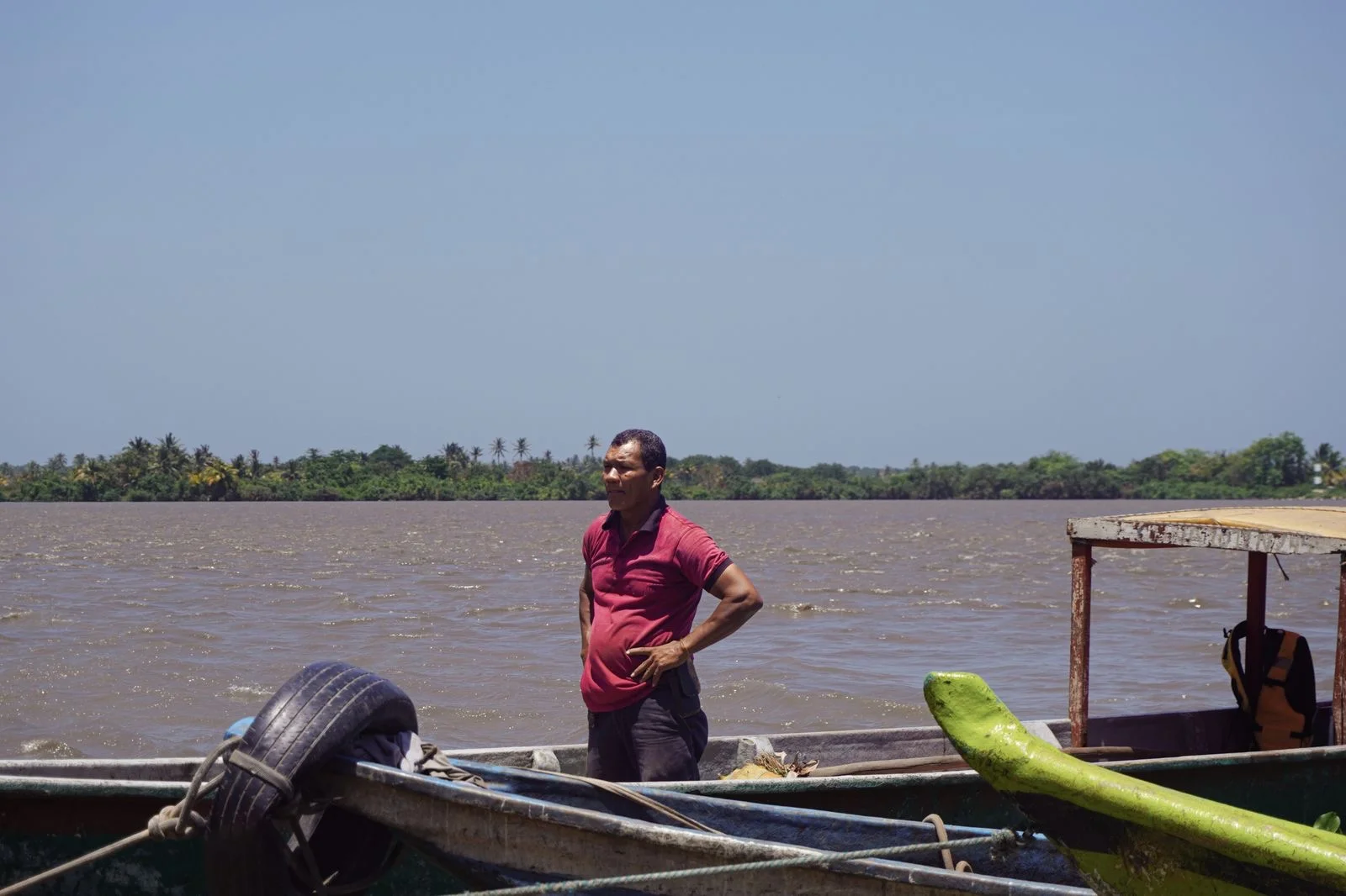 Pescador regresando de las faenas