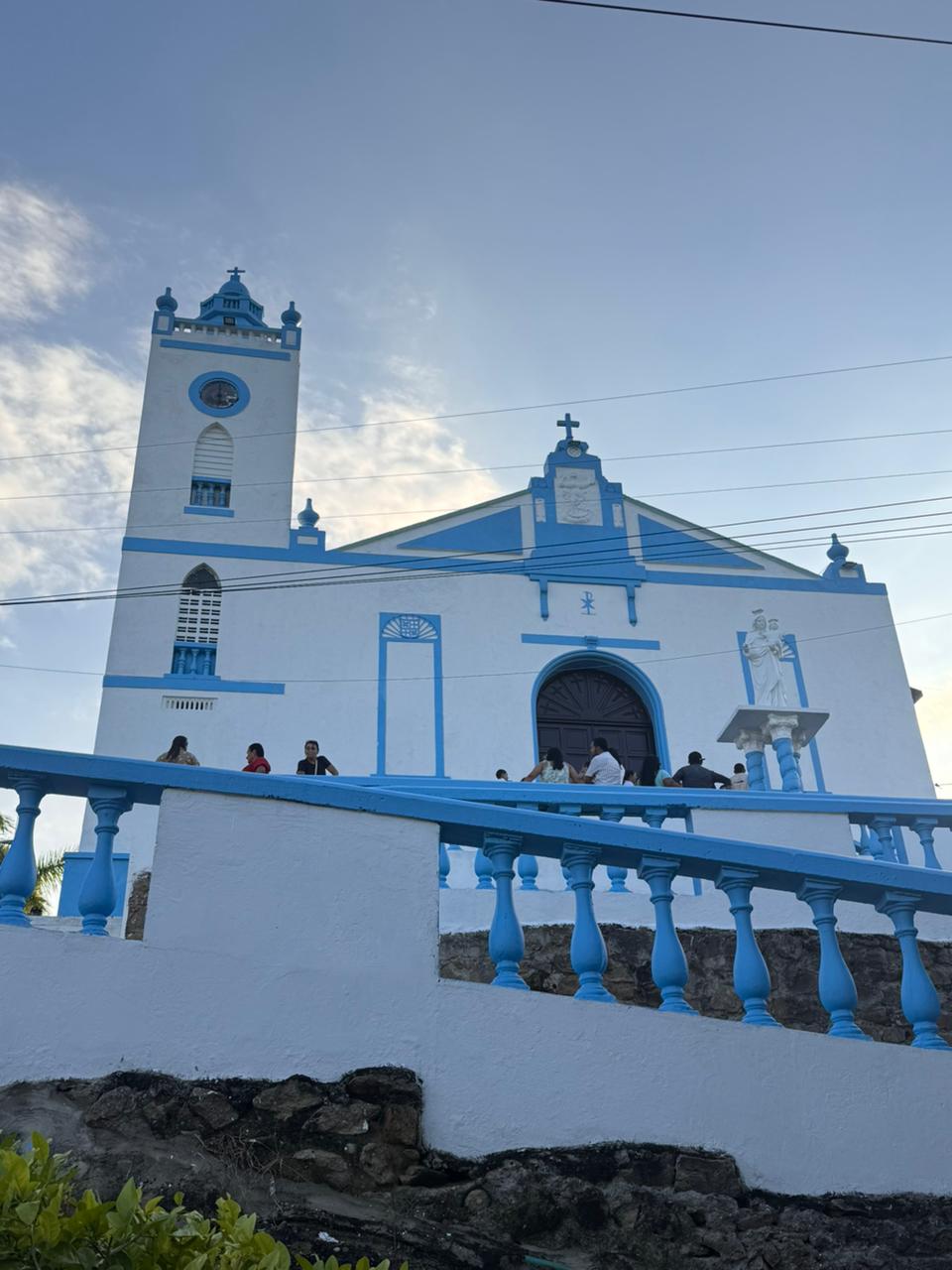 Fachada blanca y azul de la Iglesia Santo Domingo de Guzmán