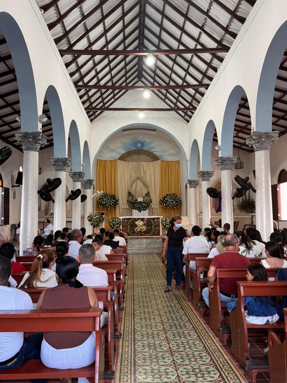Interior del templo durante una celebración